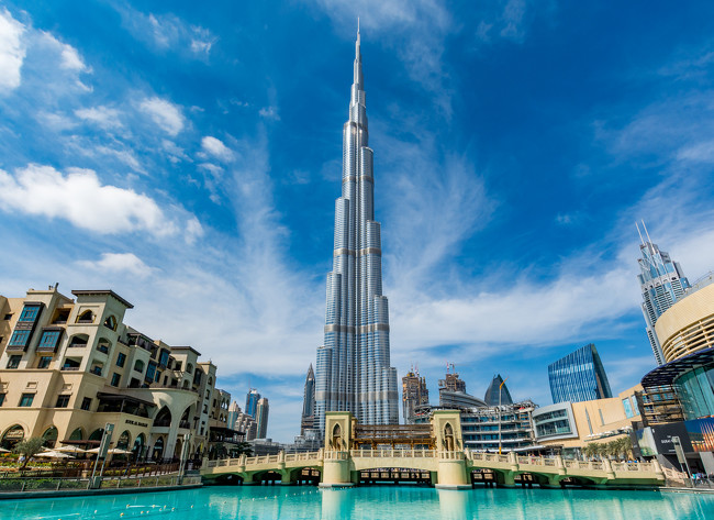 Disfruta de la visita y las vistas desde el edificio más alto del mundo y en el que se ubica el hotel Armani